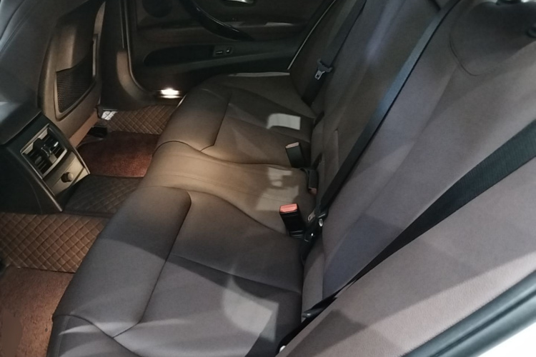 BMW 3 Series 2019 car image #17
