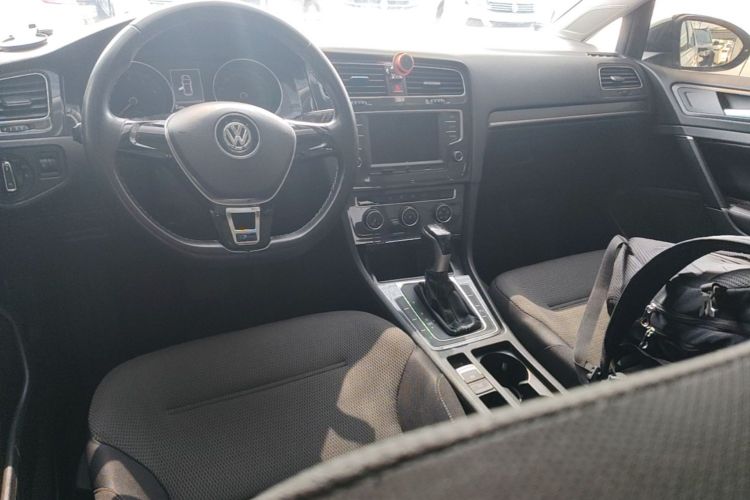 Volkswagen Golf 2017 car image #10