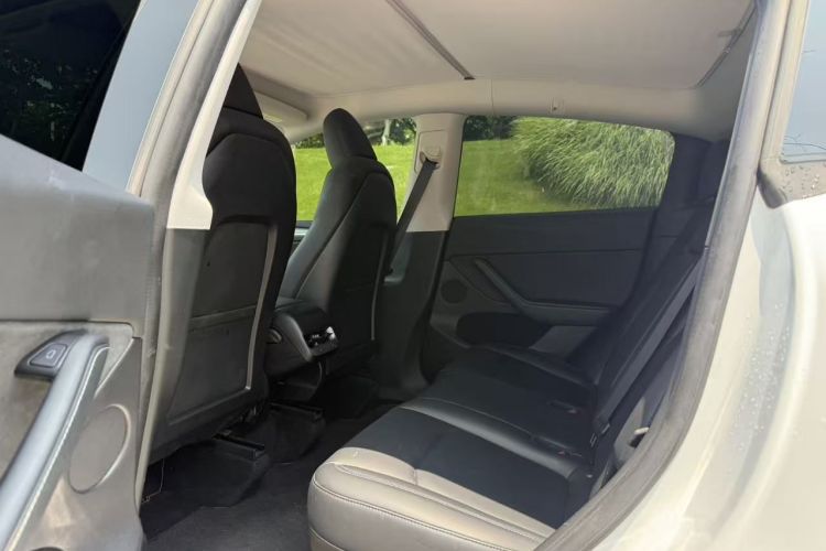Tesla Model Y 2023 car image #13