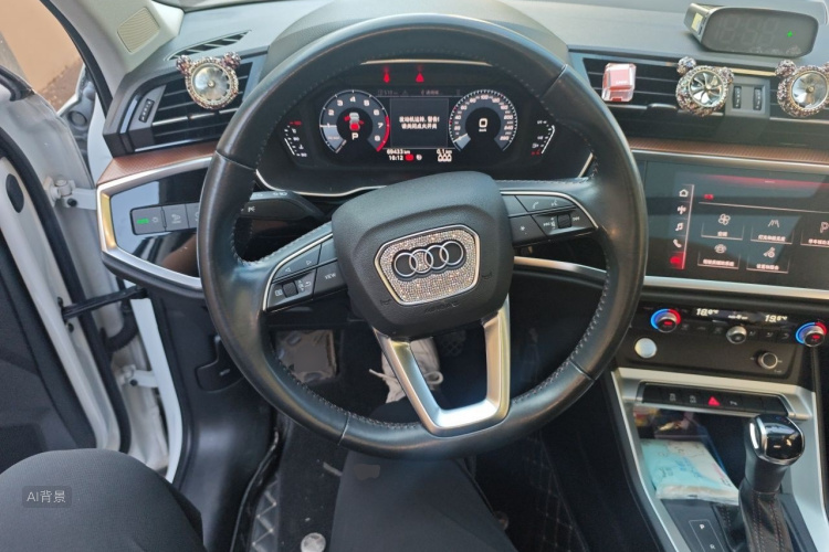 Audi Q3 2020 car image #12