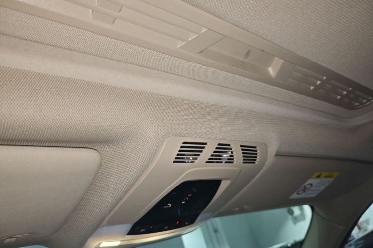 BMW 3 Series 2018 car image #18