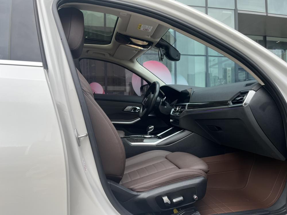 BMW 3 Series 2019 car image #24