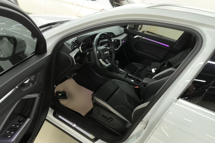 Audi Q3 2024 car image #16