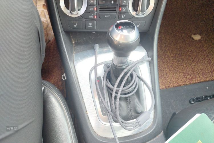 Audi Q3 2015 car image #16
