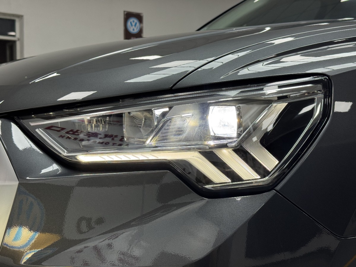 Audi Q3 2021 car image #22