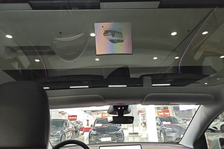 Tesla Model Y 2025 #18 Tesla Model Y 2025 immagine di auto #18