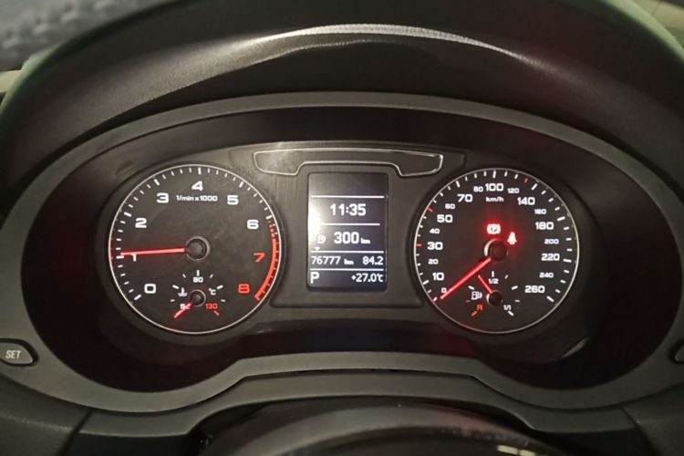 Audi Q3 2018 car image #12