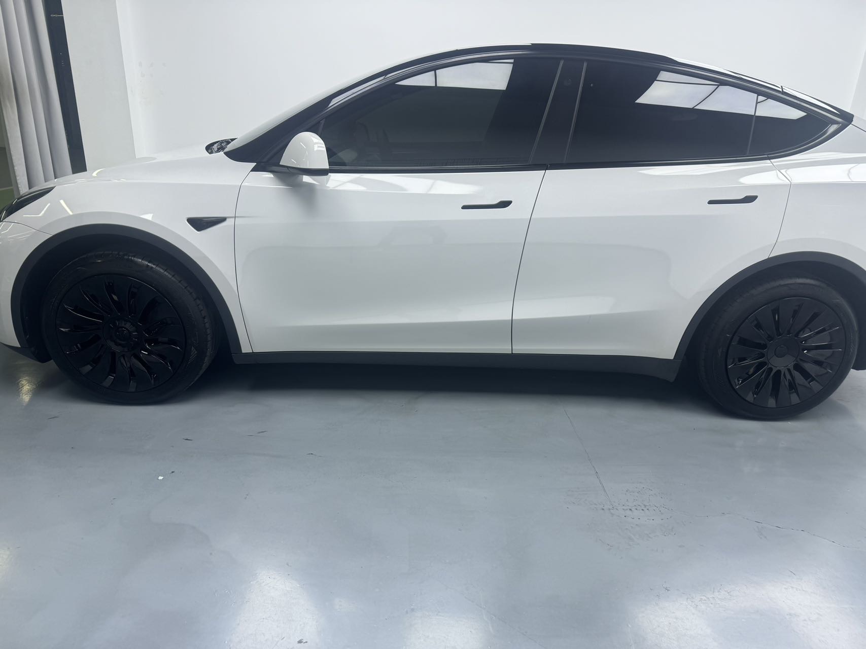 Tesla Model Y 2023 car image #4