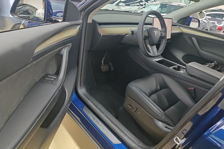 Tesla Model Y 2023 #16 Tesla Model Y 2023 car image #16