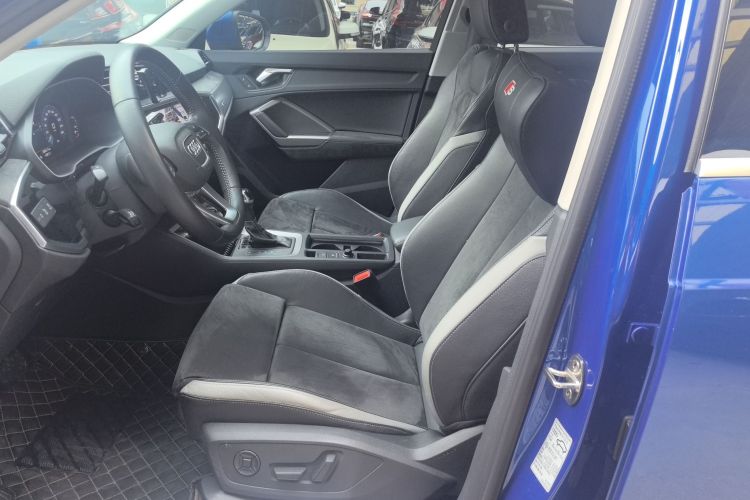 Audi Q3 2021 car image #18