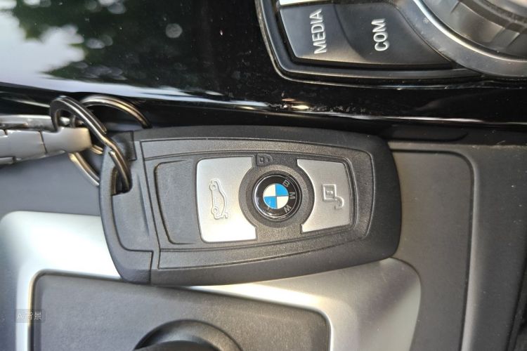 BMW 3 Series 2018 car image #10