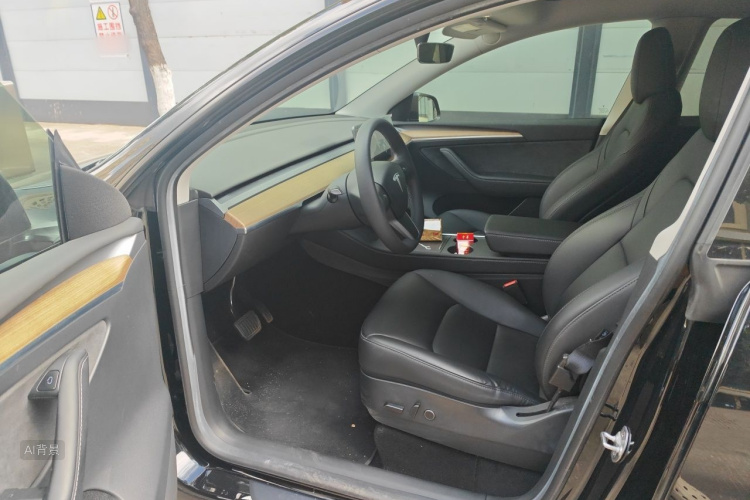 Tesla Model Y 2023 car image #18