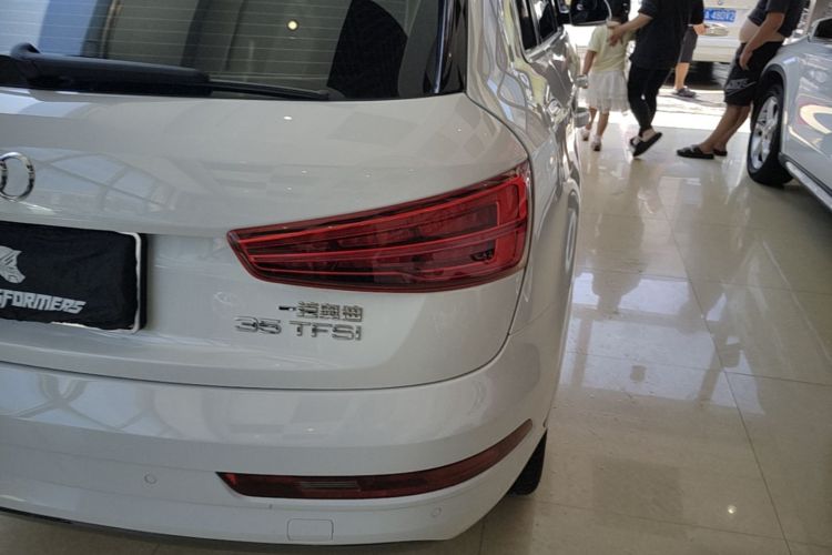 Audi Q3 2017 car image #8
