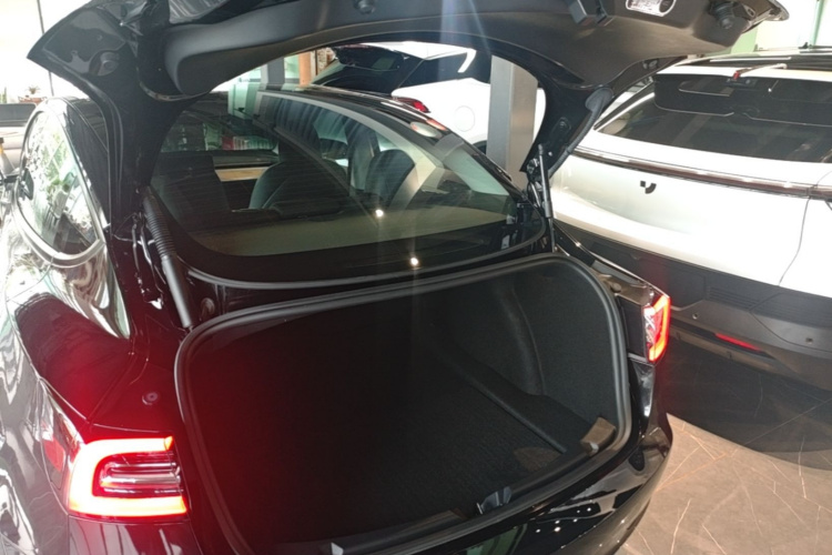 Tesla Model 3 2023 car image #19