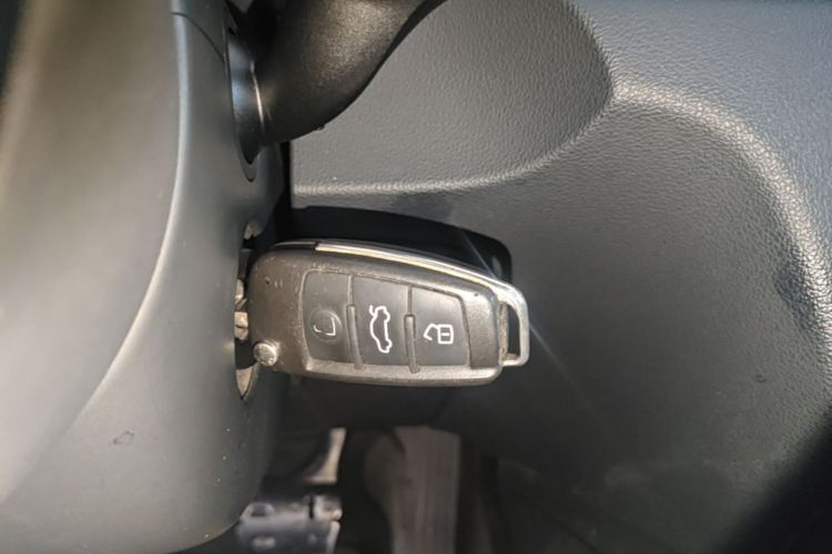 Audi Q3 2015 car image #9