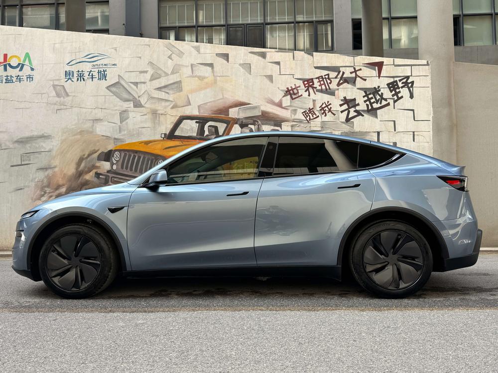 Tesla Model Y 2025 #3 Tesla Model Y 2025 car image #3