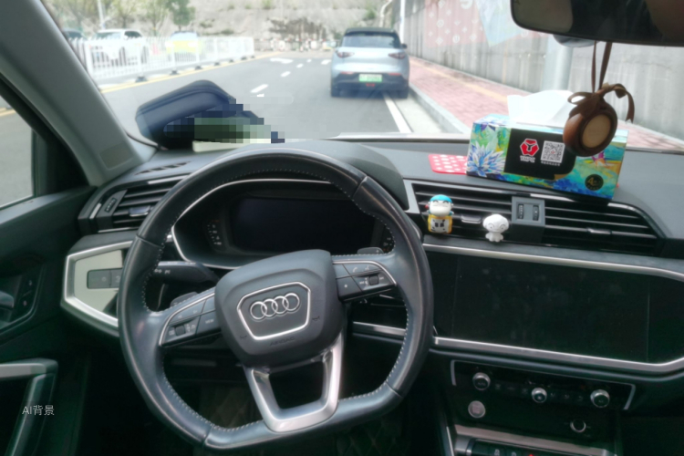 Audi Q3 2020 car image #12