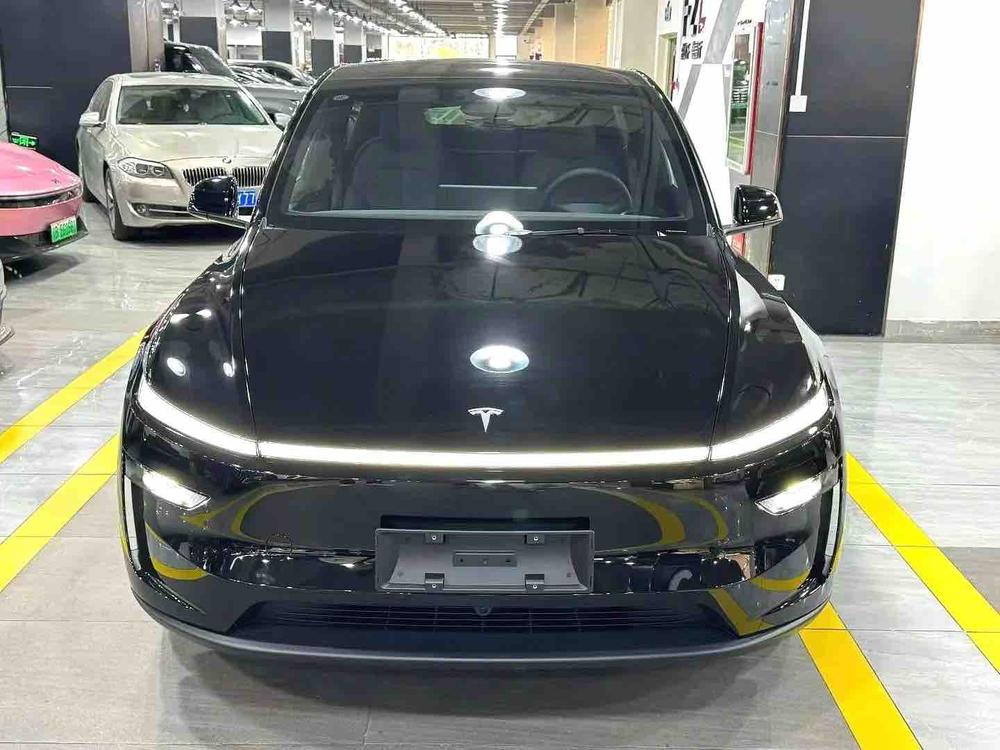 Tesla Model Y 2025 #2 Tesla Model Y 2025 car image #2