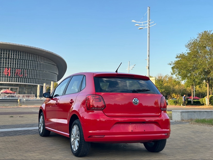 Volkswagen Polo 2015 car image #6