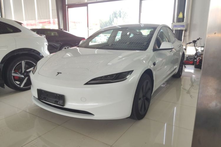 Tesla Model 3 2026 car image #2