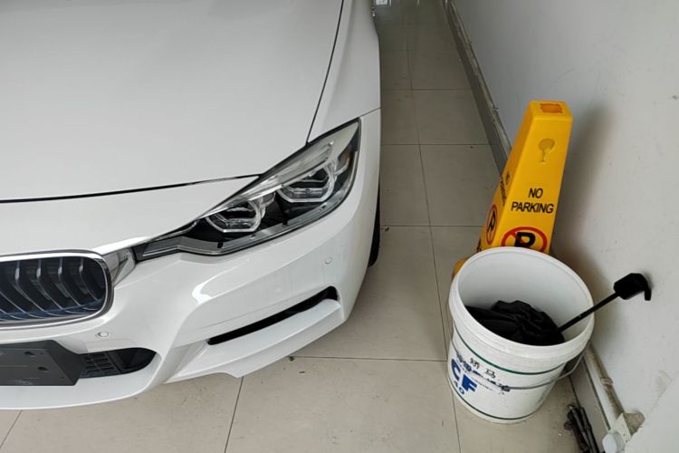 BMW 3 Series 2018 car image #23