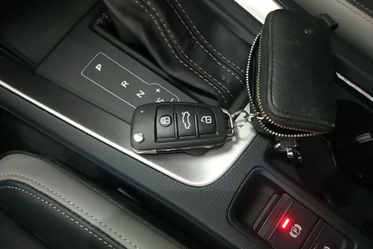 Audi Q3 2021 car image #9