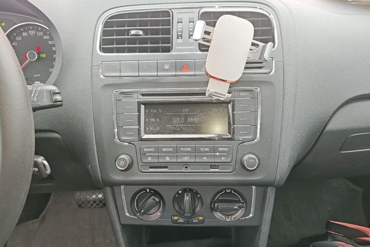 Volkswagen Polo 2015 car image #13