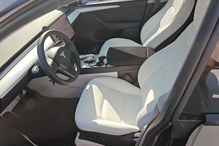 Tesla Model Y 2023 immagine di auto #15