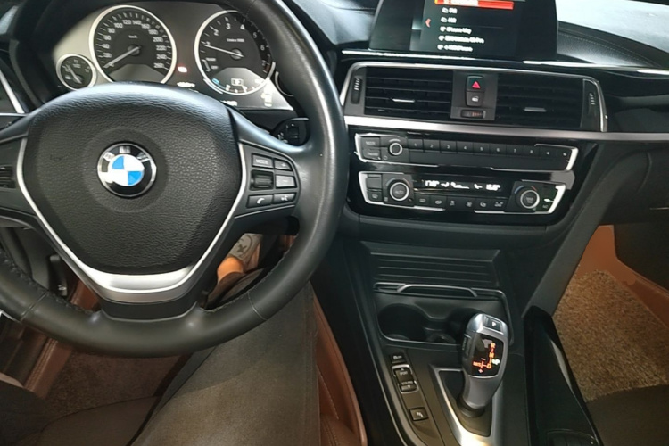 BMW 3 Series 2018 car image #11