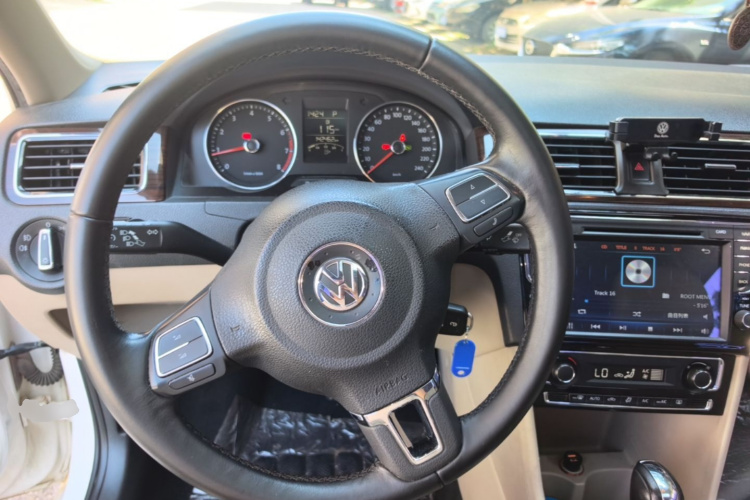 Volkswagen Santana 2015 car image #11