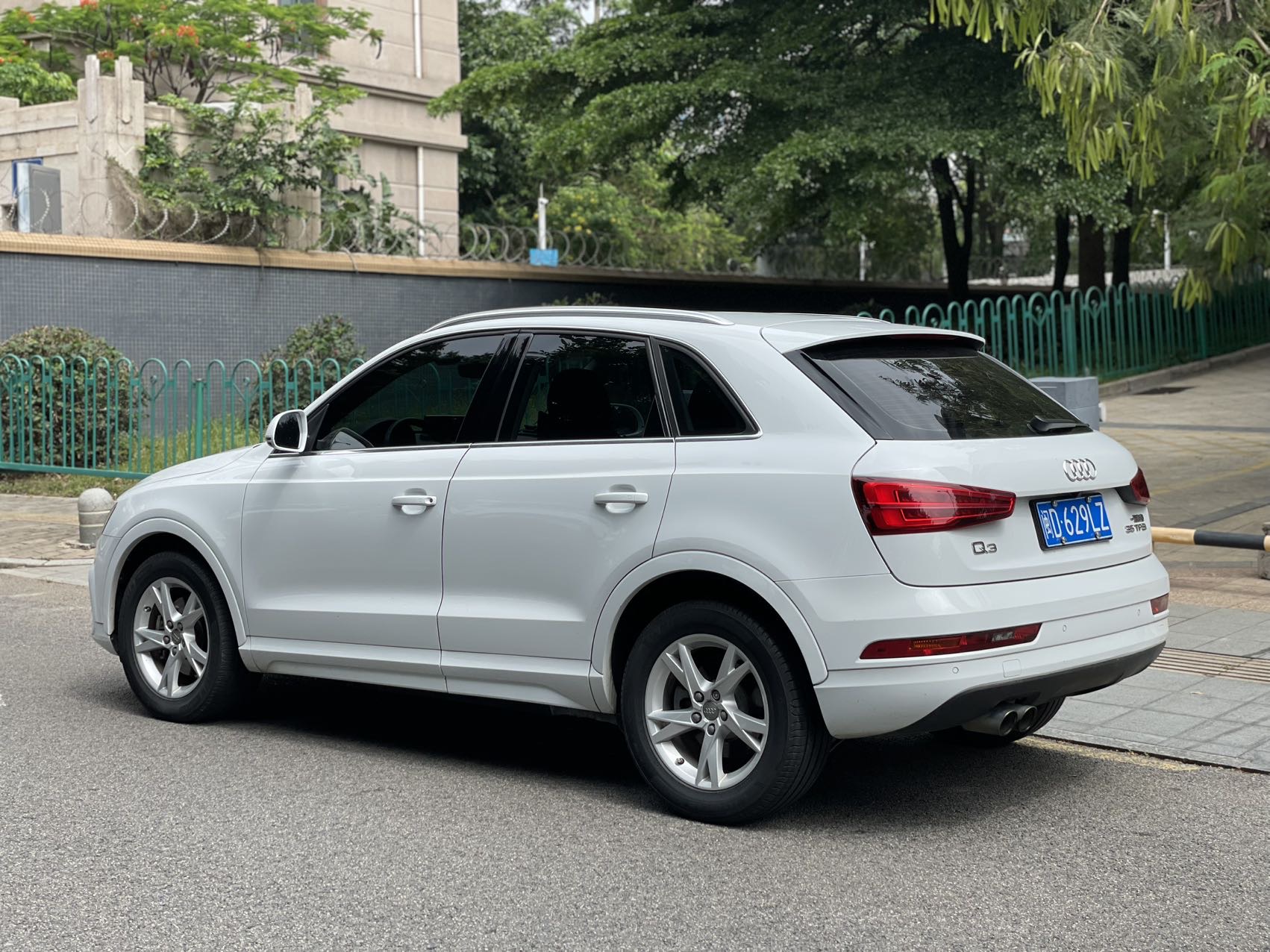 Audi Q3 2017 car image #5