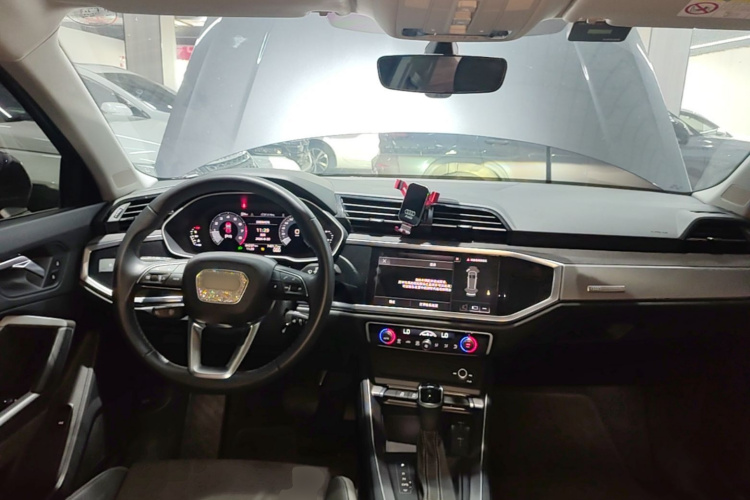 Audi Q3 2023 car image #10