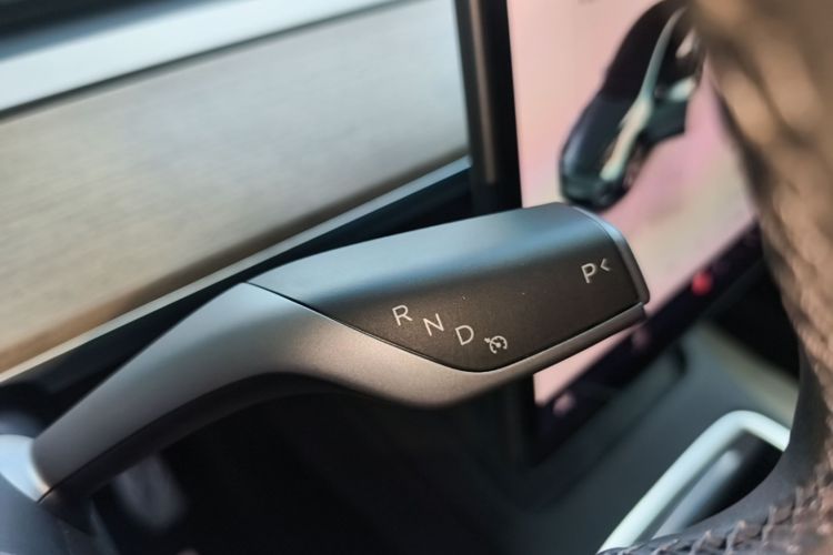 Tesla Model Y 2023 car image #14