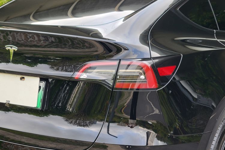 Tesla Model Y 2023 car image #11