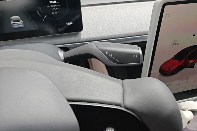 Tesla Model Y 2024 car image #14