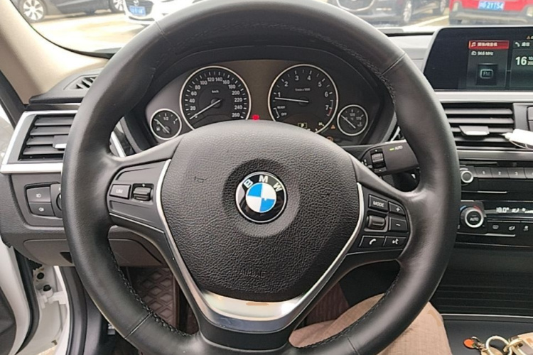 BMW 3 Series 2018 صورة سيارة #11