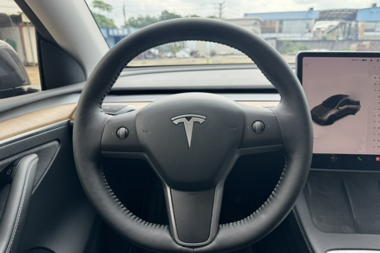 Tesla Model Y 2021 #14 Tesla Model Y 2021 car image #14