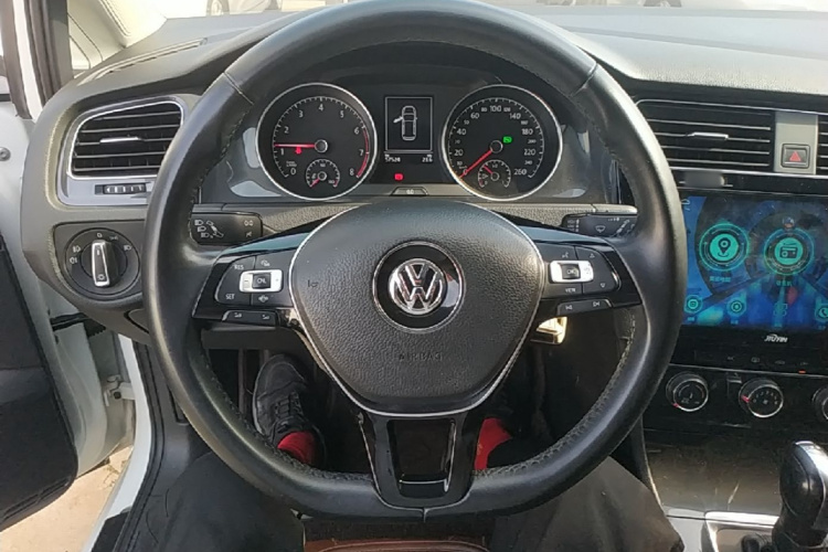 Volkswagen Golf 2019 car image #15
