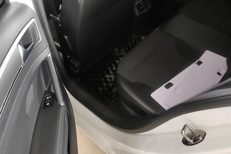 Volkswagen Golf 2017 car image #13