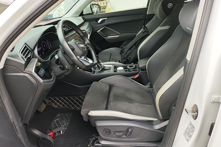 Audi Q3 2020 car image #15