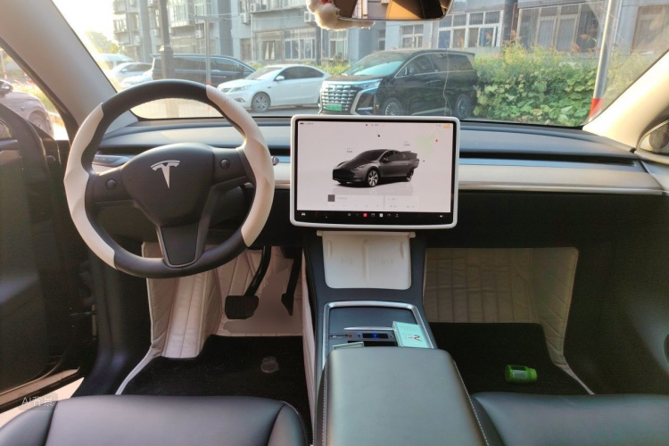 Tesla Model Y 2023 #11 Tesla Model Y 2023 car image #11