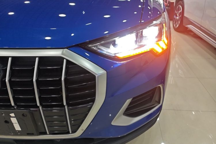 Audi Q3 2019 car image #23