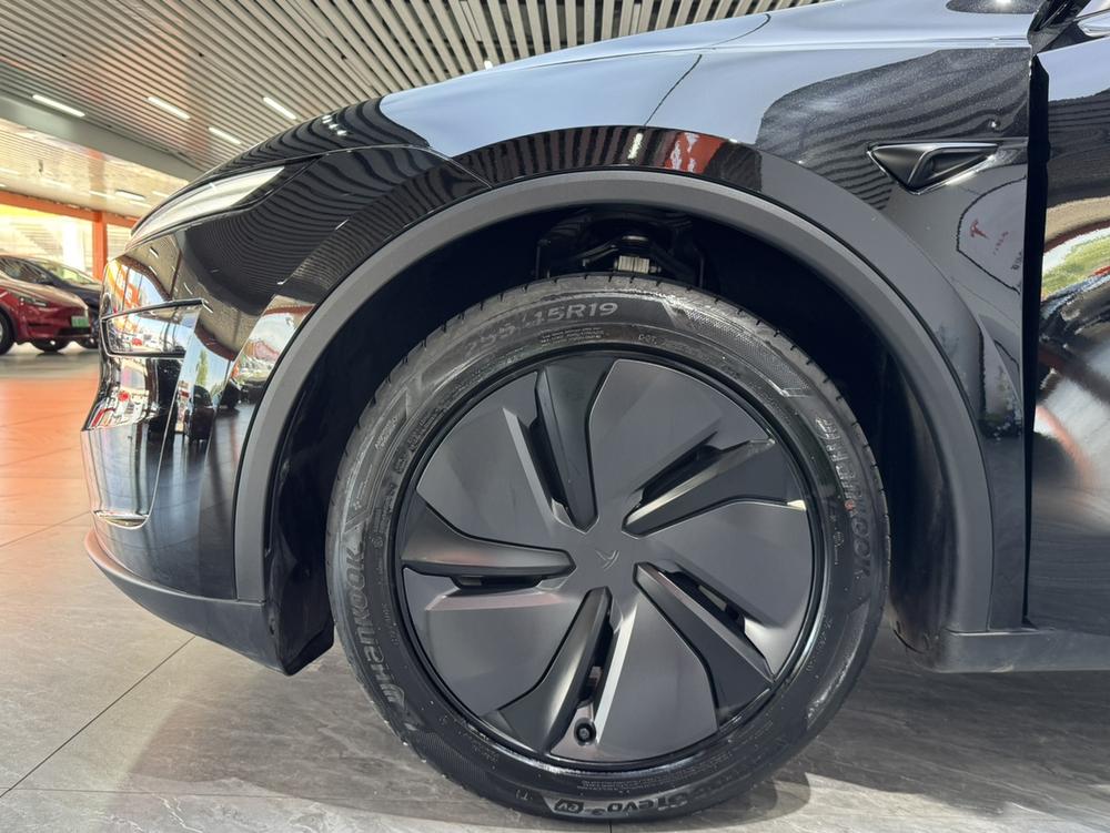 Tesla Model Y 2025 #6 Tesla Model Y 2025 car image #6