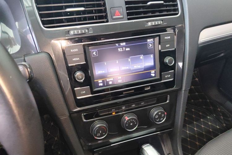 Volkswagen Golf 2018 car image #13