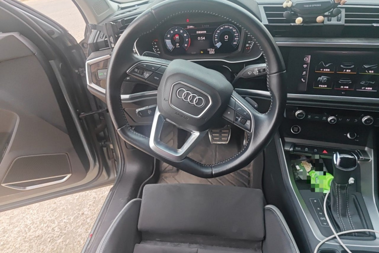 Audi Q3 2021 car image #11