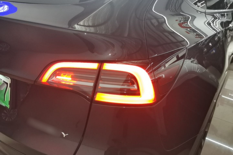 Tesla Model Y 2024 car image #8