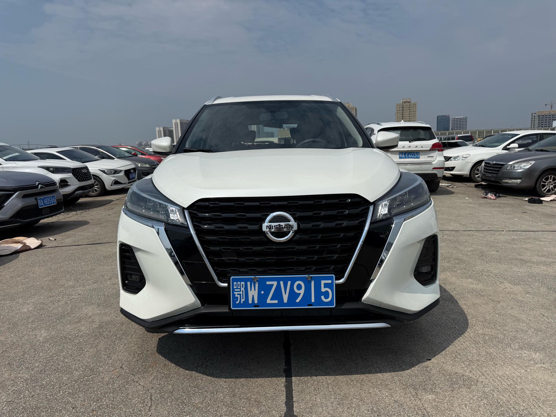 Nissan Kicks 2023 car image #2