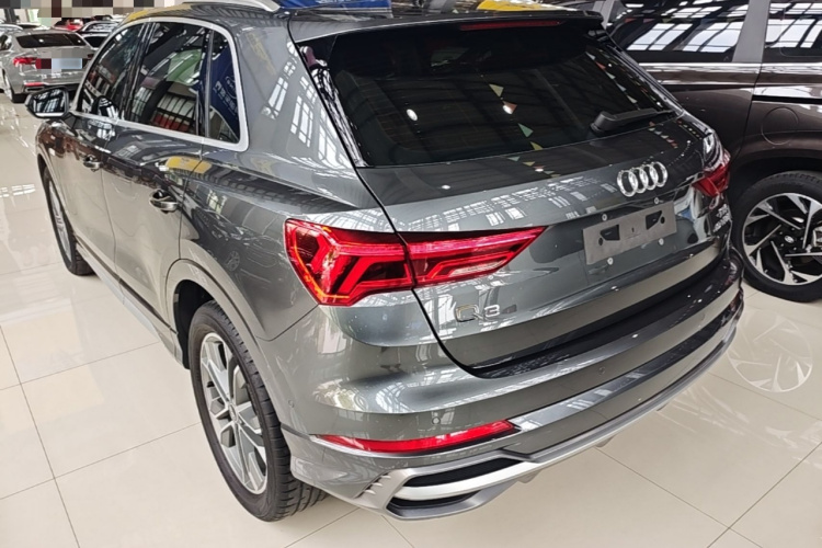 Audi Q3 2023 car image #5