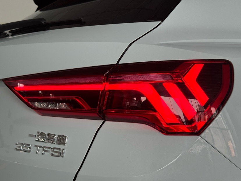 Audi Q3 2022 car image #21