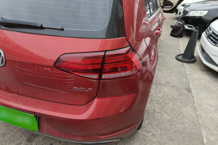 Volkswagen Golf 2018 car image #8